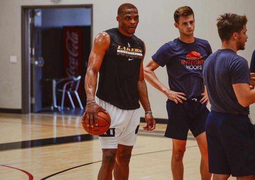 随后通过假